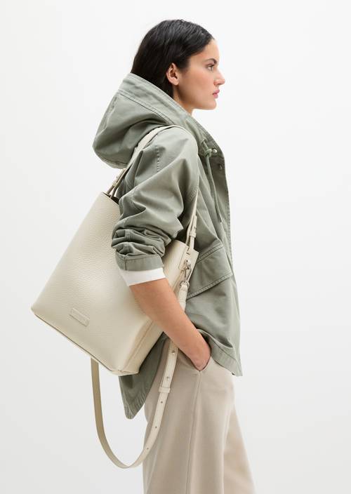 Borsa hobo media Grey Silk indossato sul modello