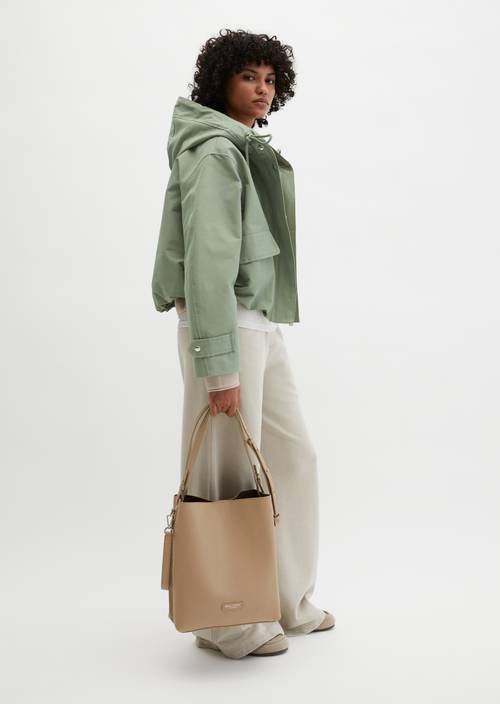 Borsa hobo media Earthy Taupe indossato sul modello