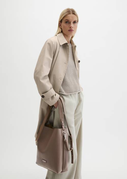 Borsa hobo media Faded Brown indossato sul modello