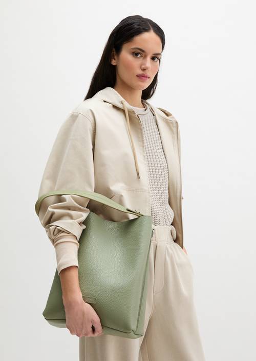 Borsa hobo media Fresh Sage indossato sul modello