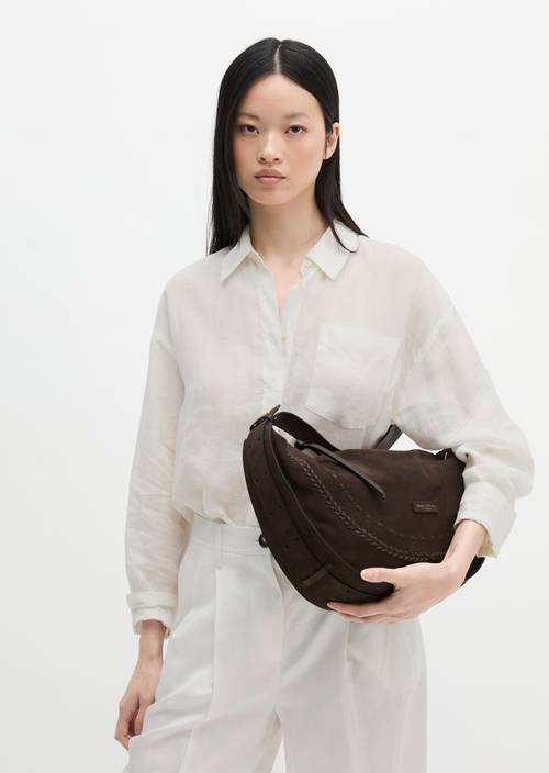 Borsa a tracolla Burnt Coffee indossato sul modello