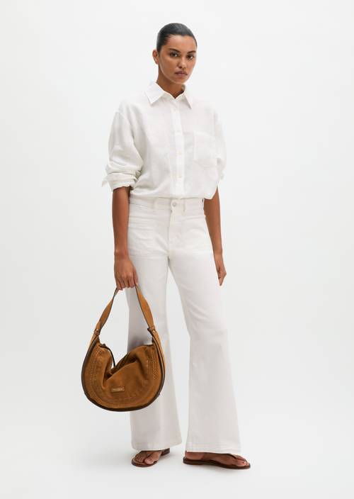 Borsa a tracolla Burnt Tobacco indossato sul modello