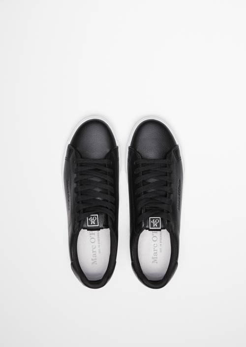 Model sneakersów Bodil Black w widoku z góry