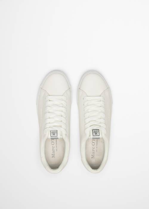 Model sneakersów Bodil White w widoku z góry