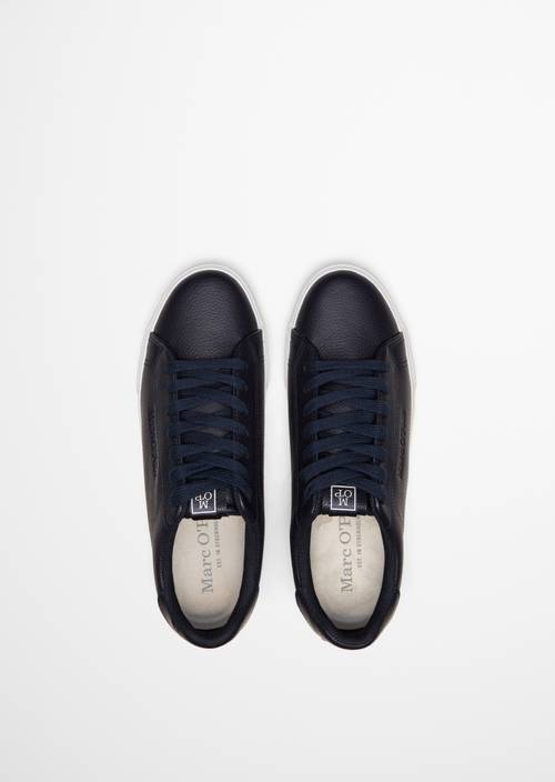 Model sneakersów Bodil True Navy w widoku z góry