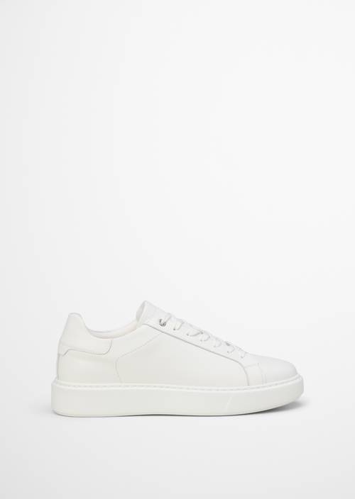 Modelo de zapatillas Cedric White vista exterior del zapato derecho