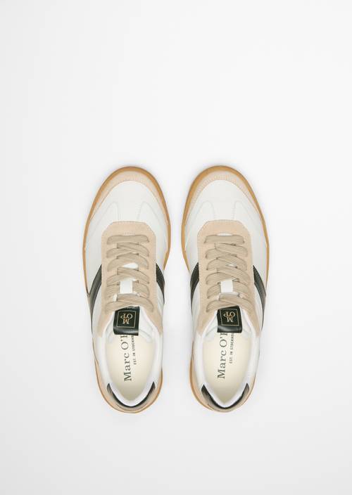 Baskets modèle Court White en vue de dessus