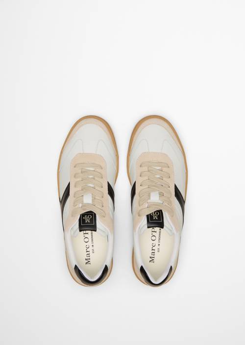 Baskets modèle Court White en vue de dessus