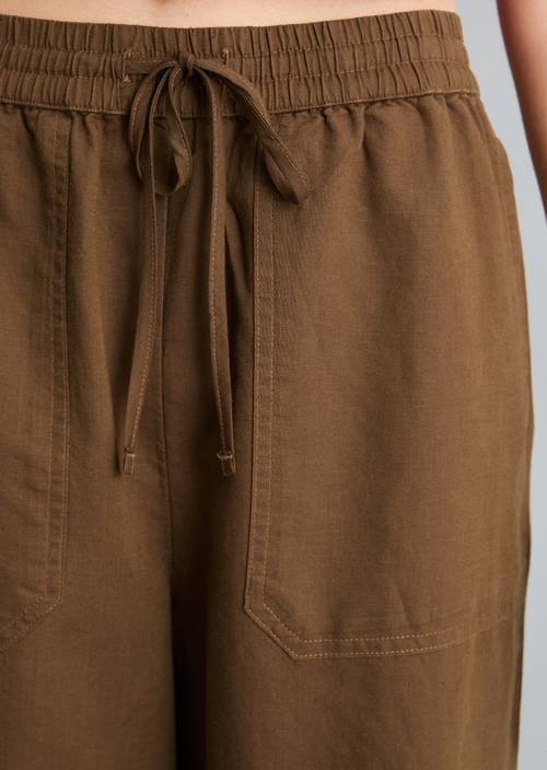 Schlupfhose regular Umbra Brown in Detailansicht