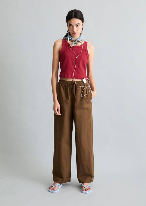 Schlupfhose regular Umbra Brown in Frontalansicht