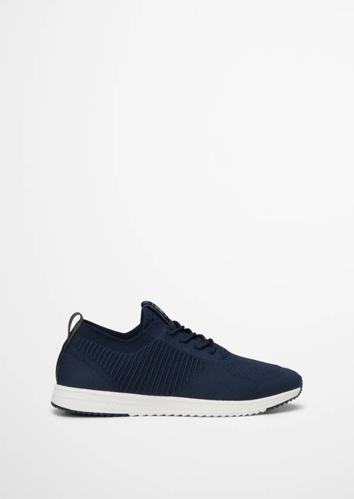Dzianinowy model sneakersów Jasper True Navy widok prawego buta z zewnątrz
