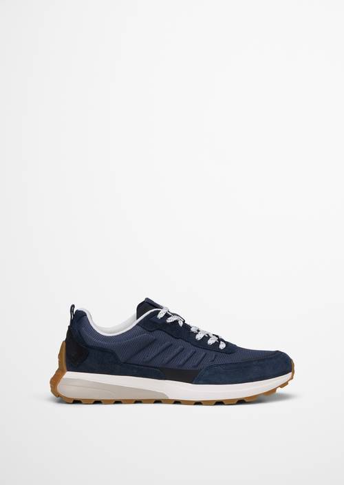 Sneaker Model Maxi True Navy widok prawego buta z zewnątrz