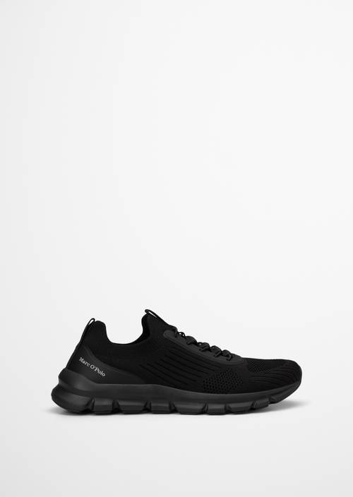 Dzianinowy model sneakersów Oliver Black widok prawego buta z zewnątrz