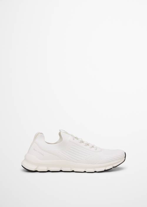 Dzianinowy model sneakersów Oliver White widok prawego buta z zewnątrz