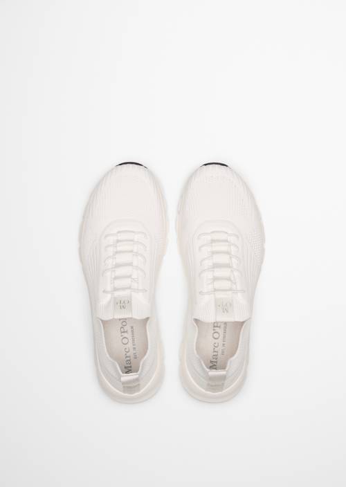 Dzianinowy model sneakersów Oliver White w widoku z góry