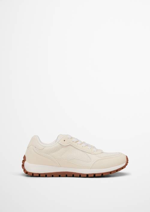 Modelo de zapatilla Bella White Cotton vista exterior del zapato derecho