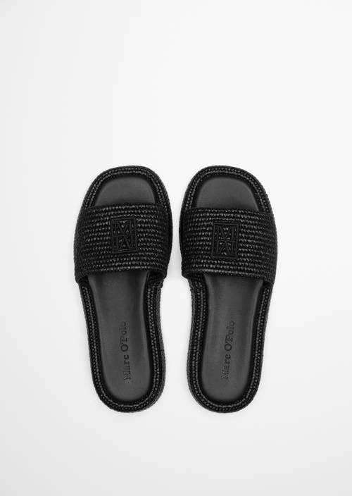 Platform slides model Larissa Black in top view