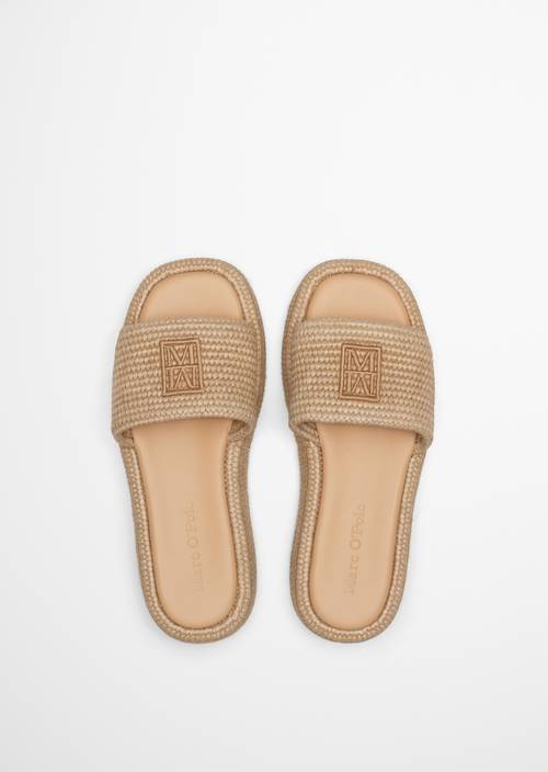 Platform slides model Larissa Chalky Sand in top view