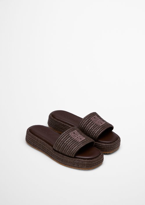 Platform slides model Larissa — Pure Chocolate