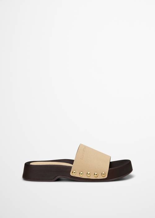 Mula modelo Mary Dusty Sand vista exterior del zapato derecho