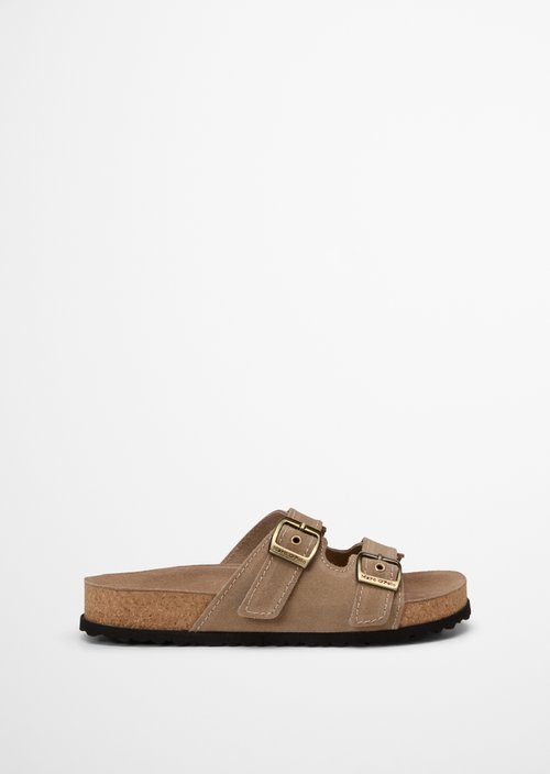 Mule model Quinn — Darker Sand