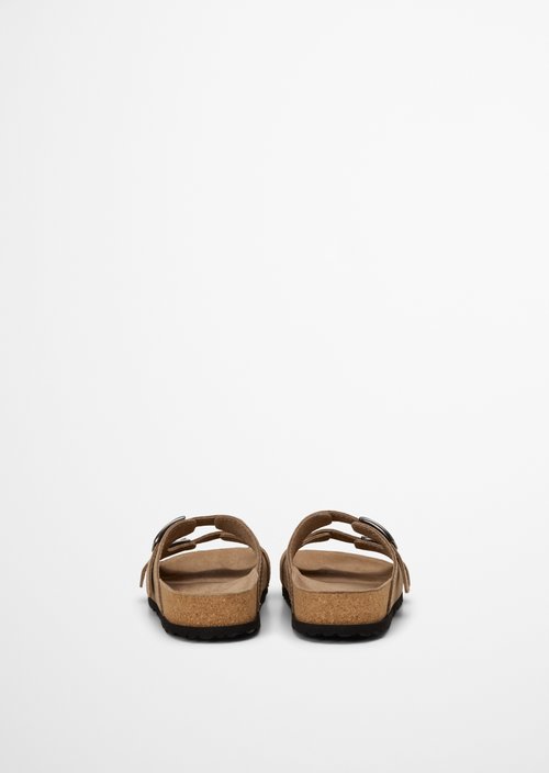 Mule model Quinn — Darker Sand