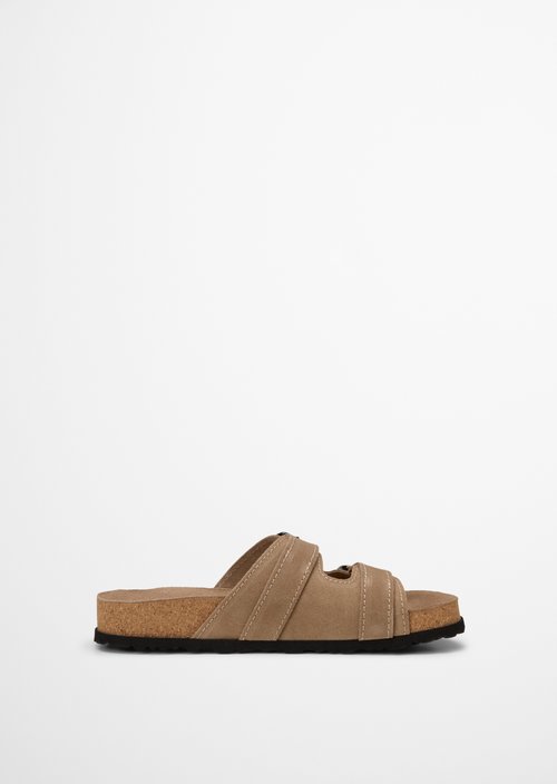 Mule model Quinn — Darker Sand