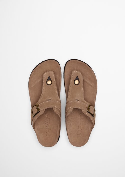Thong mule model Quinn — Darker Sand