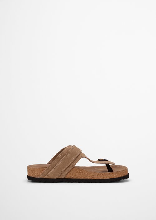 Thong mule model Quinn — Darker Sand