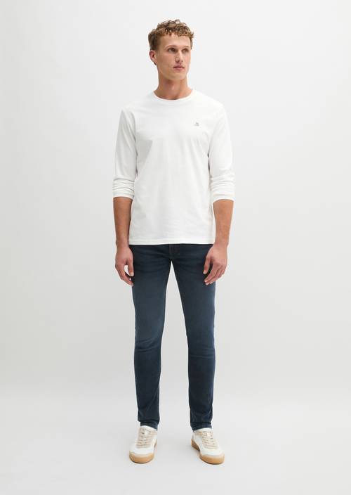 Jeans model Sjöbo shaped Blue Black Wash in front view