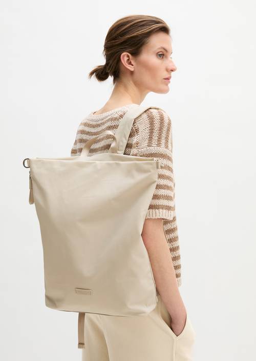 Rucksack medium Grey Silk getragen am Model