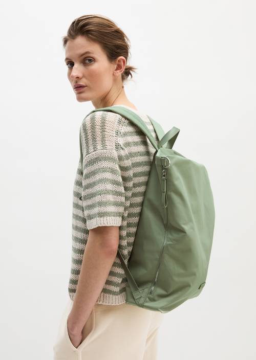 Rucksack medium Fresh Sage getragen am Model