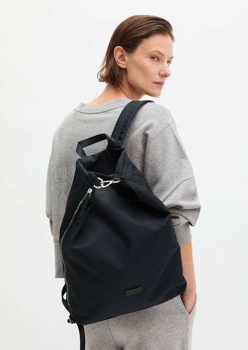 Rucksack medium Deep Night Blue getragen am Model