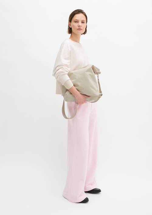 Hobo Bag Grey Silk getragen am Model