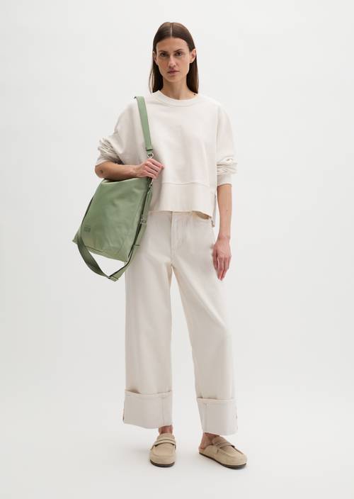 Hobo Bag Fresh Sage getragen am Model