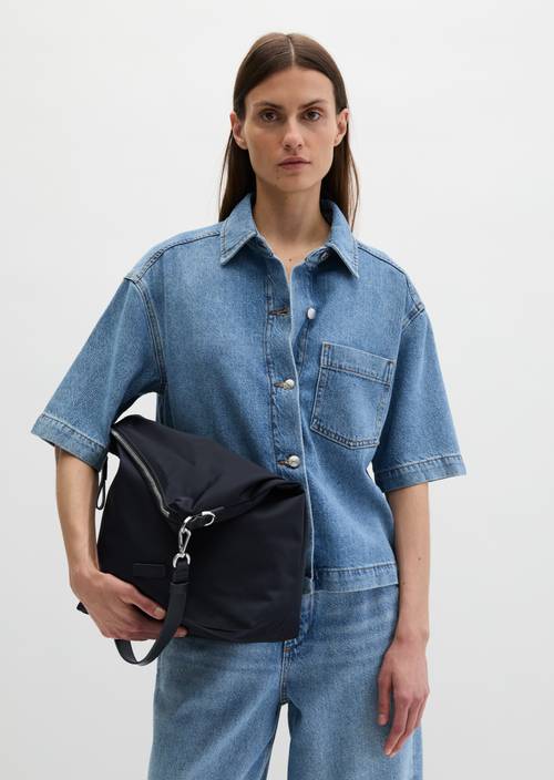 Hobo Bag Deep Night Blue getragen am Model