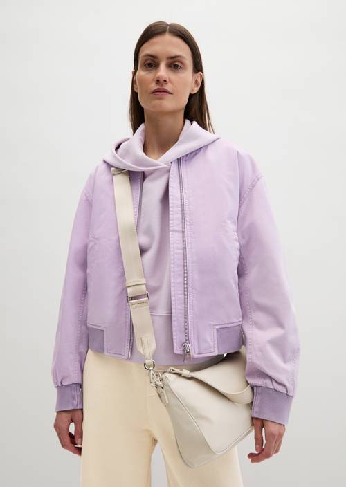 Umhängetasche medium Grey Silk getragen am Model