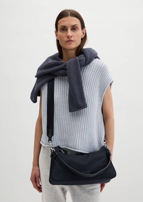 Umhängetasche medium Deep Night Blue getragen am Model
