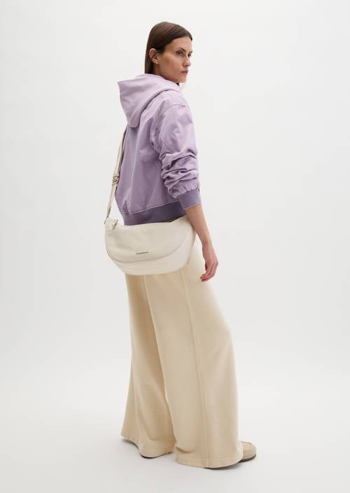 Umhängetasche small Grey Silk getragen am Model