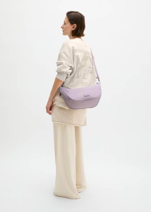 Umhängetasche small Dusty Lavender getragen am Model