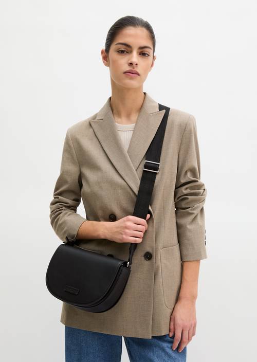 Schoudertas klein Black gedragen door model