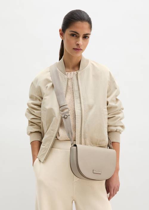 Schoudertas klein Linen Beige gedragen door model