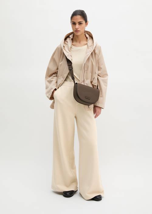 Schoudertas klein Faded Brown gedragen door model