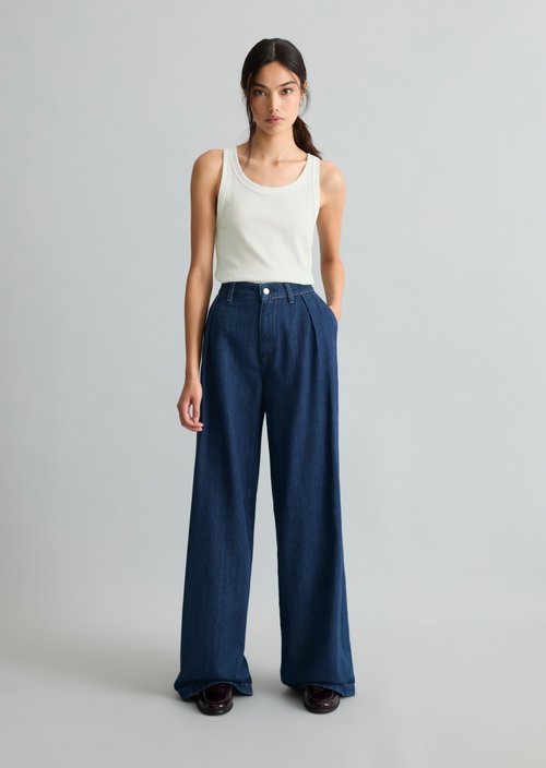 Wide-Leg Pleated Jeans — Dark Blue