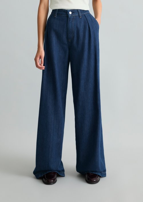 Wide-Leg Pleated Jeans — Dark Blue