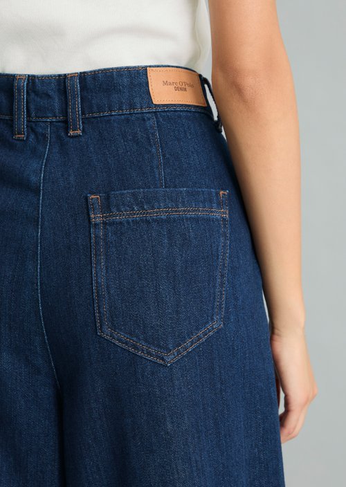 Wide-Leg Pleated Jeans — Dark Blue