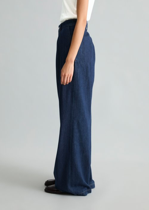 Wide-Leg Pleated Jeans — Dark Blue