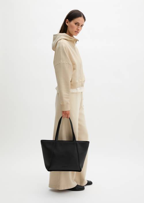 Shopper Black worn on model