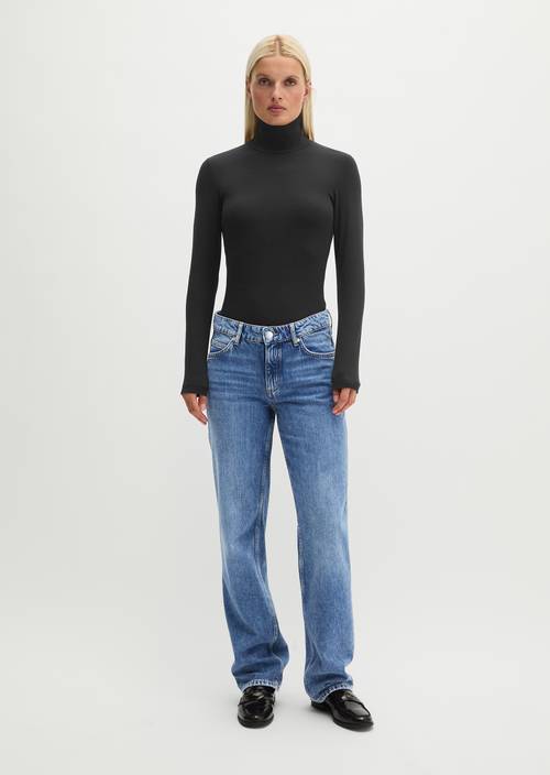 Elin Straight-Leg Jeans Medium Blue in front view