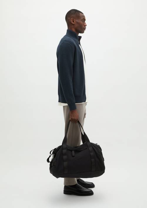 Sac de week-end modèle Lauri, taille moyenne Black getragen am Model